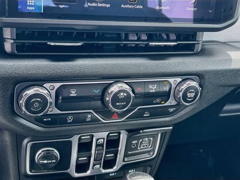 Used 2025 Jeep Gladiator Sport AWD/4WD image 22