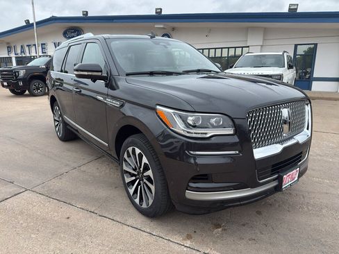 Used 2024 Lincoln Navigator Reserve AWD/4WD image 3