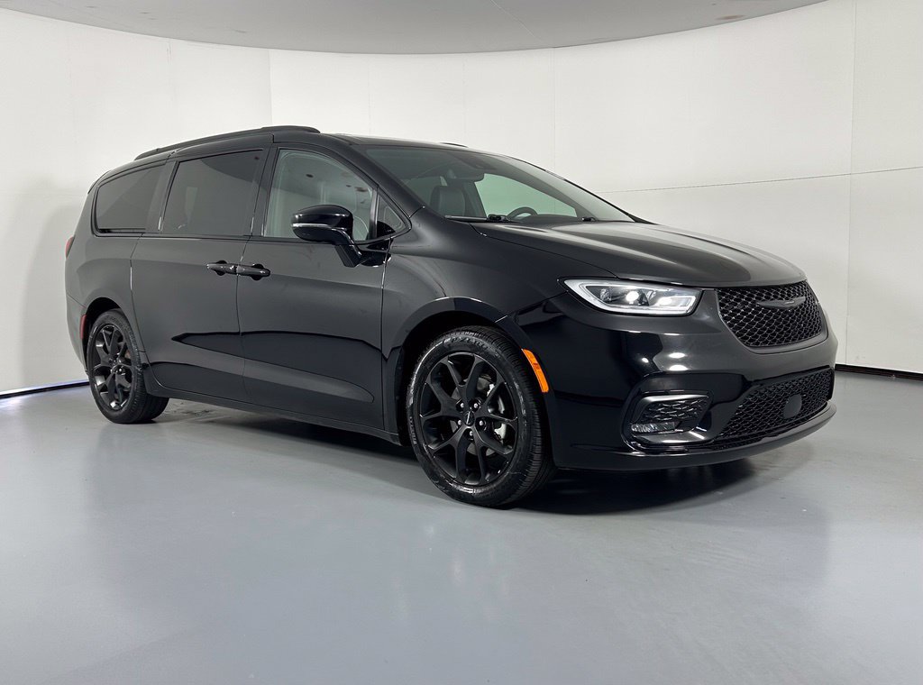 Used 2025 Chrysler Pacifica Limited FWD image 1