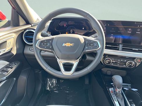 Used 2025 Chevrolet Trax LT w/ LT Convenience Package image 11