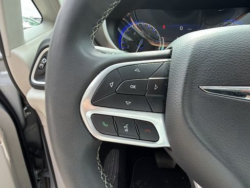 Used 2024 Chrysler Pacifica Touring-L FWD image 26