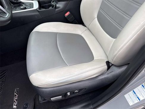 Used 2021 Toyota RAV4 XLE Premium image 17