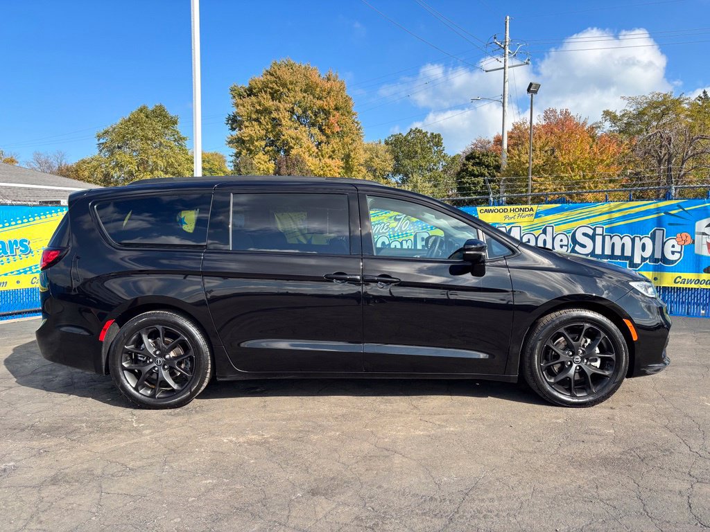Used 2025 Chrysler Pacifica Limited FWD image 2