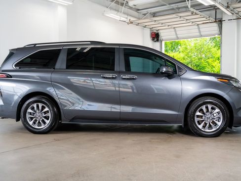 Used 2025 Toyota Sienna XLE image 8