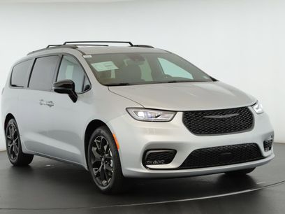 New 2026 Chrysler Pacifica Select w/ S Appearance Package