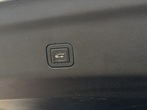 Used 2025 GMC Yukon Denali AWD/4WD image 12