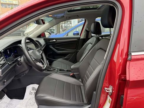 Certified 2023 Volkswagen Jetta SE w/ Panoramic Sunroof Package FWD image 18