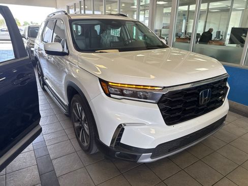 Used 2024 Honda Pilot Touring image 3