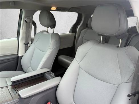 Used 2021 Toyota Sienna XLE FWD image 17