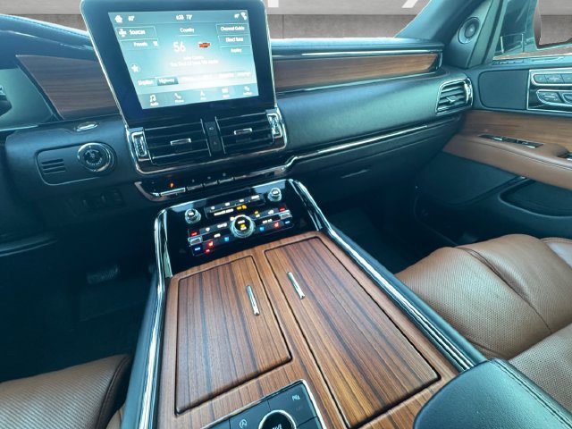Used 2019 Lincoln Navigator Reserve AWD/4WD image 3
