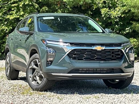 New 2026 Chevrolet Trax LT w/ LT Convenience Package FWD image 2