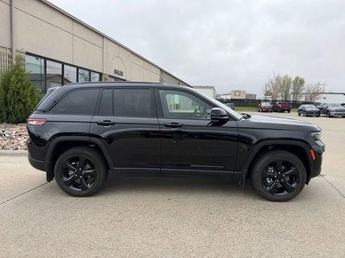 Used 2023 Jeep Grand Cherokee Altitude AWD/4WD image 5