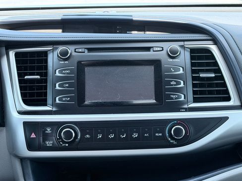 Used 2019 Toyota Highlander LE FWD image 17