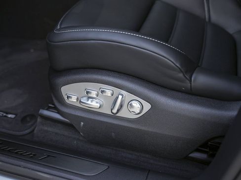 Certified 2026 Porsche Macan Turbo AWD/4WD image 15