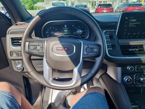 Used 2023 GMC Yukon SLT w/ SLT Luxury Package AWD/4WD image 14