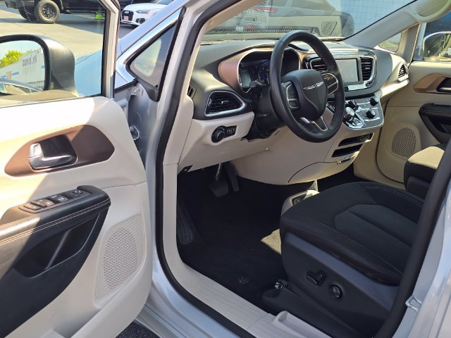 Used 2022 Chrysler Voyager LX FWD image 9