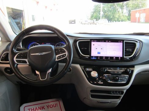 Used 2021 Chrysler Pacifica Touring-L FWD image 5