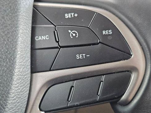 Used 2019 Jeep Grand Cherokee Laredo RWD image 23