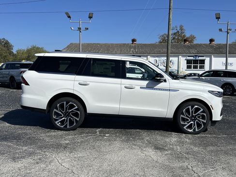 New 2026 Lincoln Navigator Reserve AWD/4WD image 2