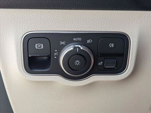 Used 2023 Mercedes-Benz EQB 300 4MATIC image 11