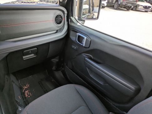 Used 2025 Jeep Wrangler Unlimited Rubicon w/ Convenience Group AWD/4WD image 16