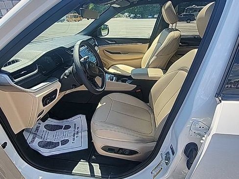 Used 2024 Jeep Grand Cherokee Limited w/ Luxury Tech Group II AWD/4WD image 36
