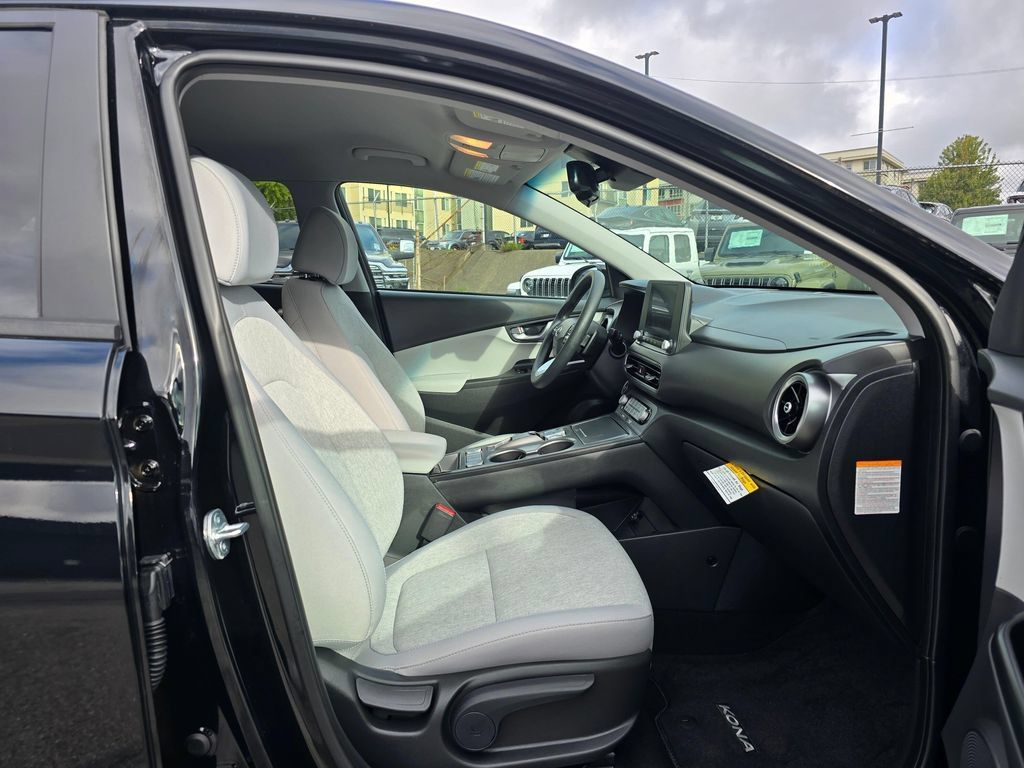 Used 2023 Hyundai Kona SE FWD image 11