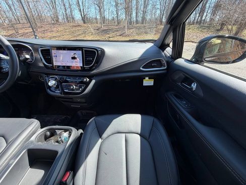 New 2026 Chrysler Pacifica Select w/ S Appearance Package FWD image 15