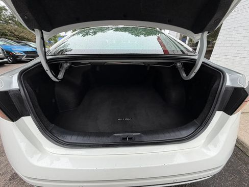 Used 2025 Nissan Altima 2.5 SV FWD image 14