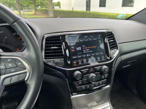 Used 2019 Jeep Grand Cherokee Altitude RWD image 18