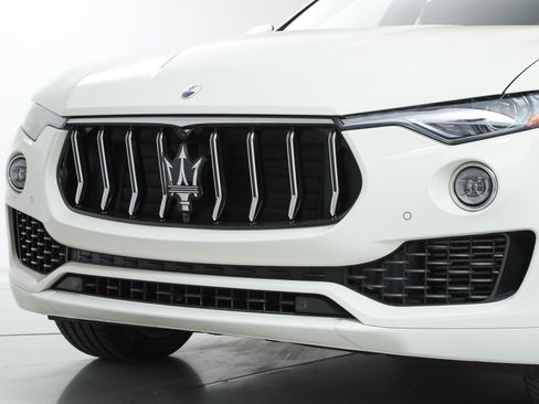 Certified 2023 Maserati Levante GT AWD/4WD image 9