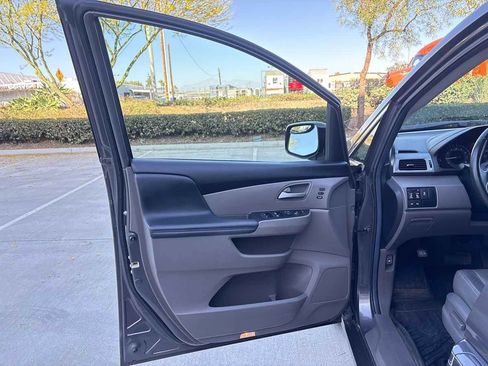 Used 2013 Honda Odyssey Touring Elite image 19