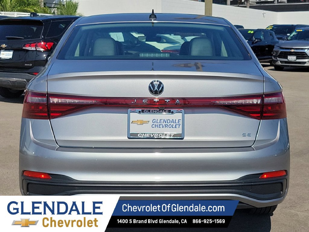 Used 2025 Volkswagen Jetta SE FWD image 4