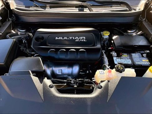 Used 2019 Jeep Cherokee Latitude w/ Cold Weather Group image 10