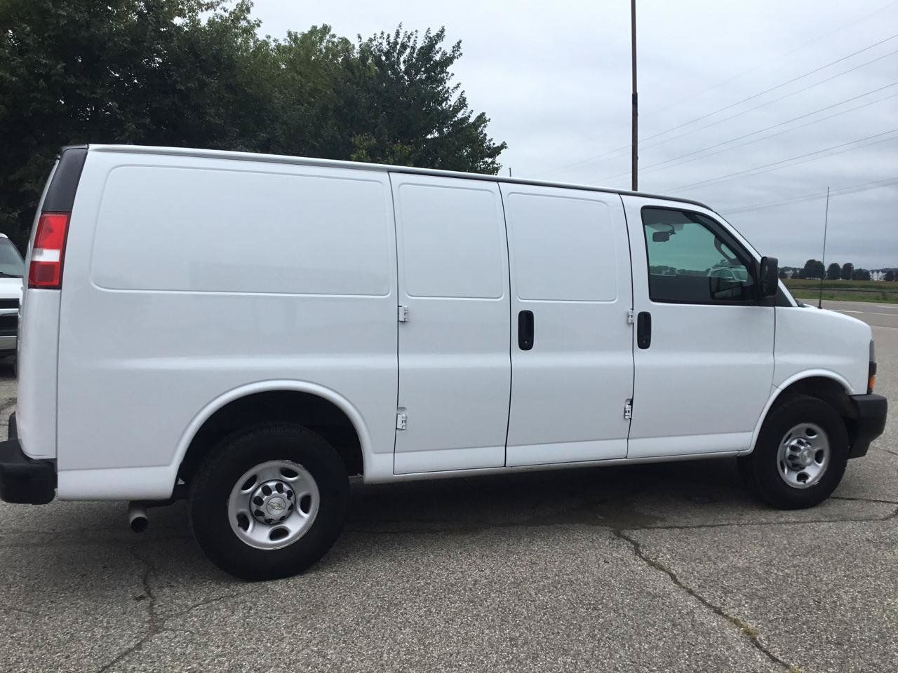 Used 2021 Chevrolet Express 2500 w/ Communications Package RWD image 5