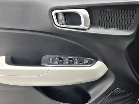 Certified 2022 Hyundai Venue SEL image 30