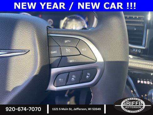 Used 2025 Chrysler Pacifica Select image 13