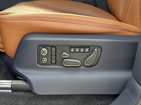 Used 2021 Bentley Bentayga V8 image 17