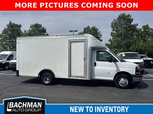 Used 2022 Chevrolet Express 3500 w/ Power Convenience Package image 2
