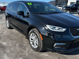 Used 2025 Chrysler Pacifica Select video 1