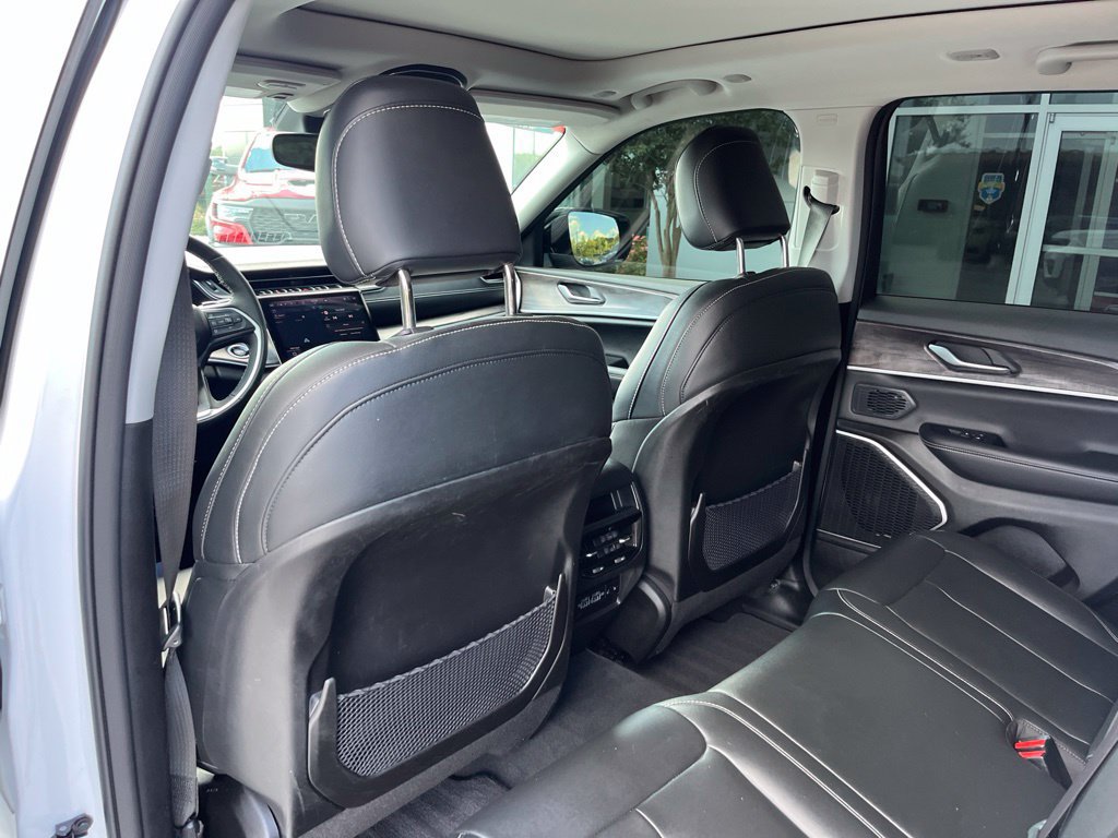 Used 2023 Jeep Grand Cherokee Limited AWD/4WD image 16