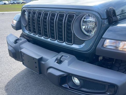 Used 2025 Jeep Gladiator Sport AWD/4WD image 11