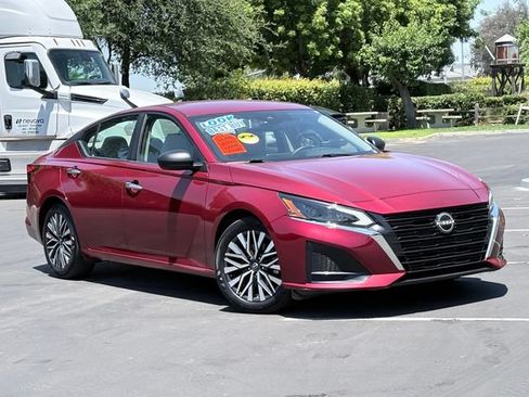 Used 2025 Nissan Altima 2.5 SV FWD image 2