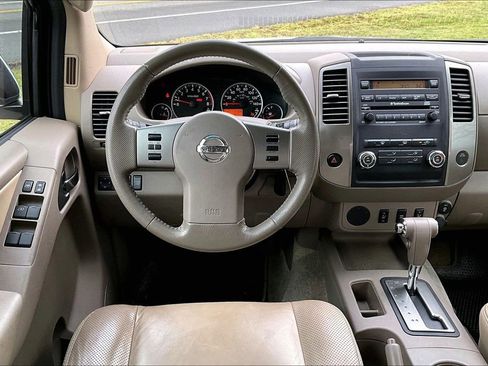 Used 2011 Nissan Frontier SL image 5