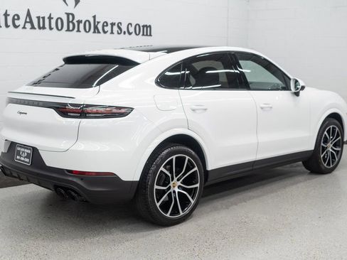 Used 2023 Porsche Cayenne Platinum Edition image 6