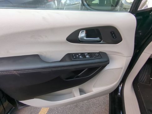 Used 2024 Chrysler Pacifica Touring-L FWD image 7