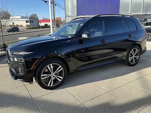 Used 2023 BMW X7 xDrive40i w/ M Sport Package image 11