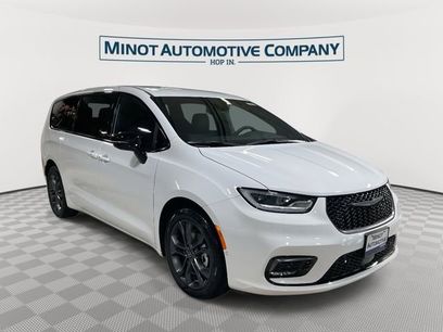New 2026 Chrysler Pacifica Select