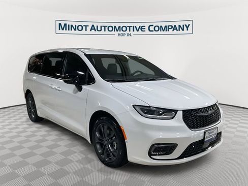New 2026 Chrysler Pacifica Select image 1