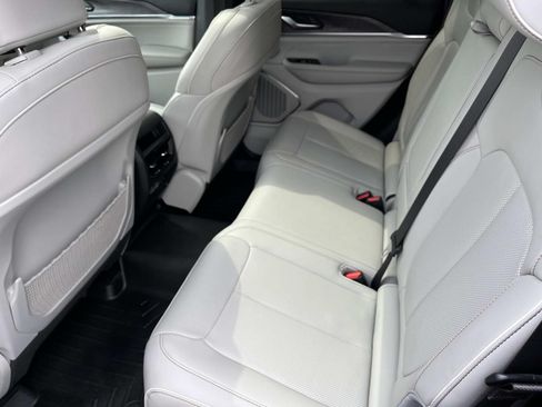 Used 2023 Jeep Grand Cherokee Overland AWD/4WD image 18